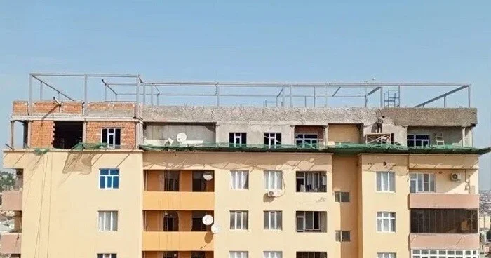 10 il əvvəl təhvil verilən binada əlavə 2 mərtəbə tikilir Foto