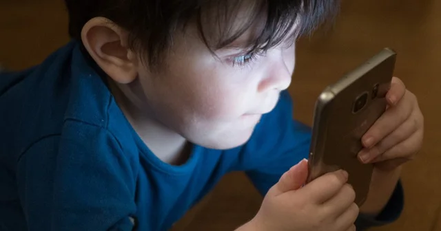 Nə üçün uşağa 12 yaşa qədər telefon vermək olmaz? 5 səbəb
