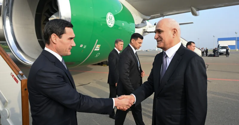 Президент Туркменистана прилетел в Баку