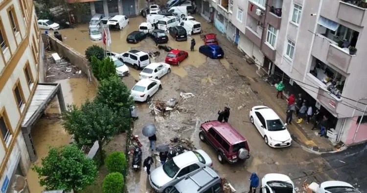 İstanbulda yağış 3 nəfərin həyatına son qoydu İtkin düşənlər var
