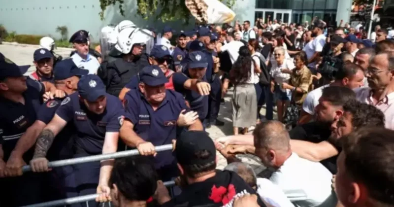 Столкновения демонстрантов с полицией перекинулись из Тираны на другие города Албании