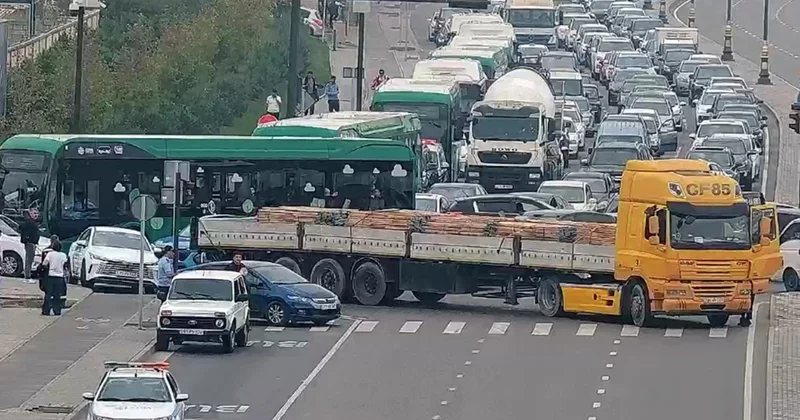 Yük maşını prospektdə hərəkəti iflic etdi Foto