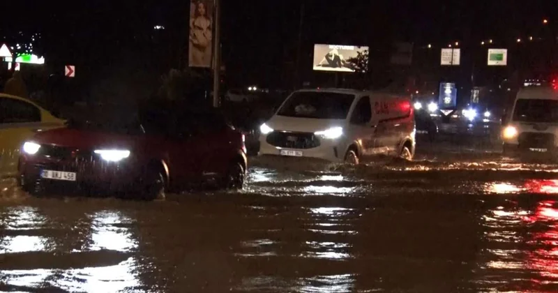 İstanbulda şəhərin küçələrini sel basdı FOTO