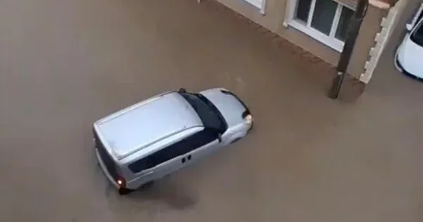 Türkiyədə maşınlar su altında qaldı Foto
