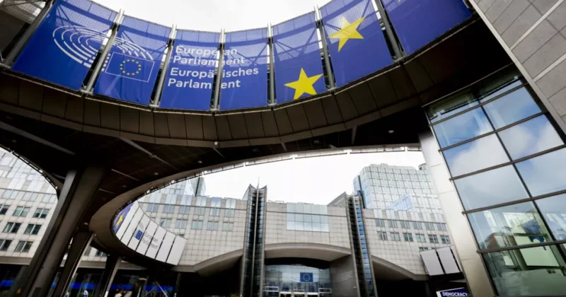 Greenpeace устроила высотную акцию у Европарламента: есть задержанные