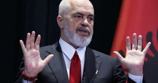 Etirazlara baxmayaraq, istefa verməyəcək