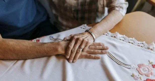 96 yaşlı qadın 18 yaşlı bəylə evləndi