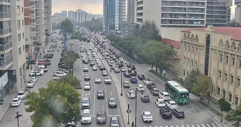 В Баку на некоторых улицах и проспектах затруднено движение транспорта