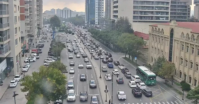 Bakının bir çox yollarında tıxac yaranıb