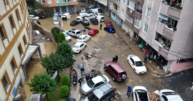 İstanbuldakı leysandan sonra MƏNZƏRƏ 50 dən çox avtomobil tərsinə çevrildi