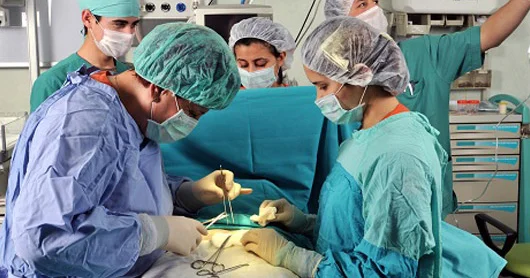 Cərrahların pasiyentlərin qarnında unutduqları qayçı, bint, dəsmal, telefon...