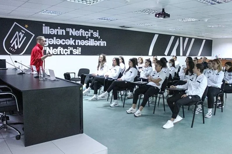 Neftçinin məşqçi və futbolçuları üçün seminar FOTO İdman və Biz