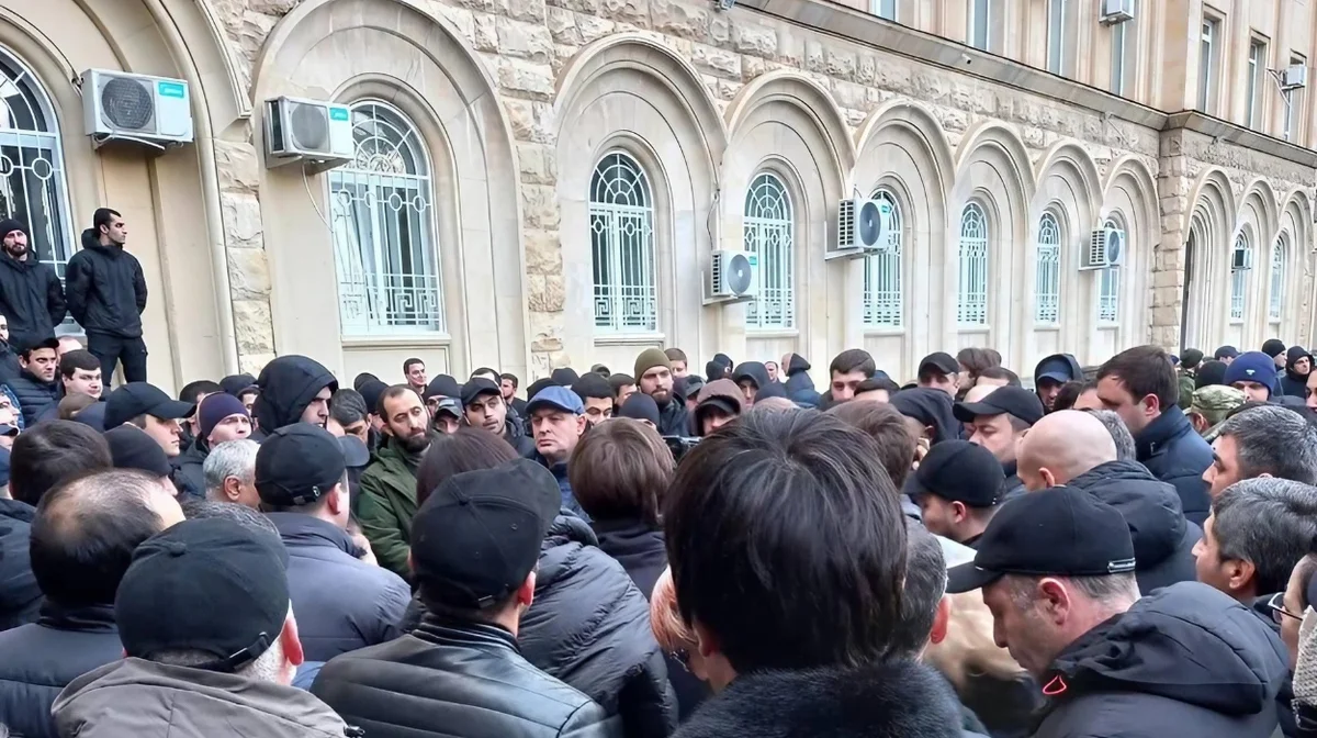 “Parlament binası”na hücum: Abxaziyada ara qarışdı