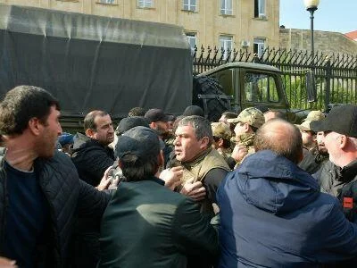 Suxumidə atəş səsləri eşidilir: Etirazçılarla danışıq başladı