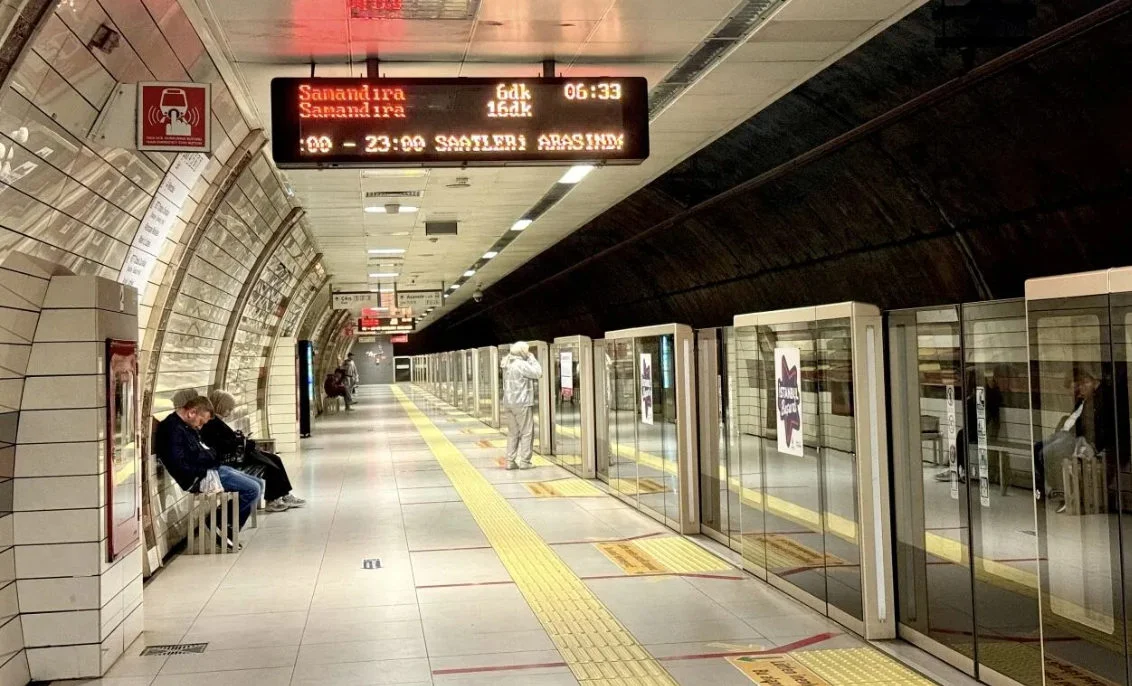 İstanbulda sürücüsüz metro təşvişə səbəb oldu VİDEO