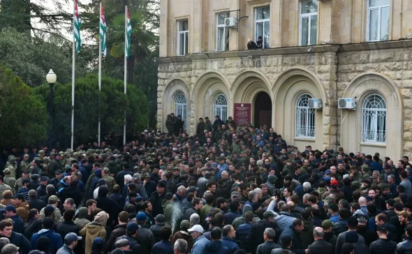 Abxaziyada müxalifət ölkə parlamentinə basqın etdi VİDEO