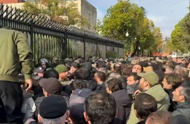 Abxaziyada etirazçılar “parlament” binasına girdi Video