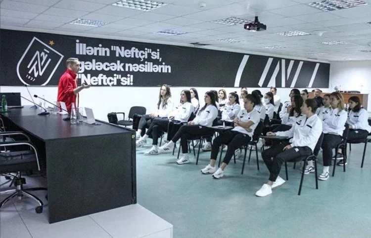 Neftçinin futbolçularına seminar keçirildi