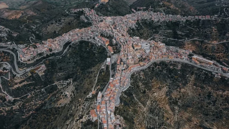 Bu şəhərə girənlər fərqinə varmır, amma kənardan görənlər heyrətlənir Foto