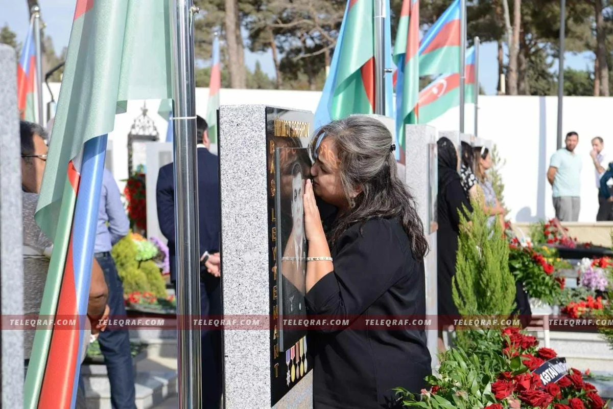 İkinci Fəxri Xiyabanda şəhidlərin məzarları ziyarət olunur Foto