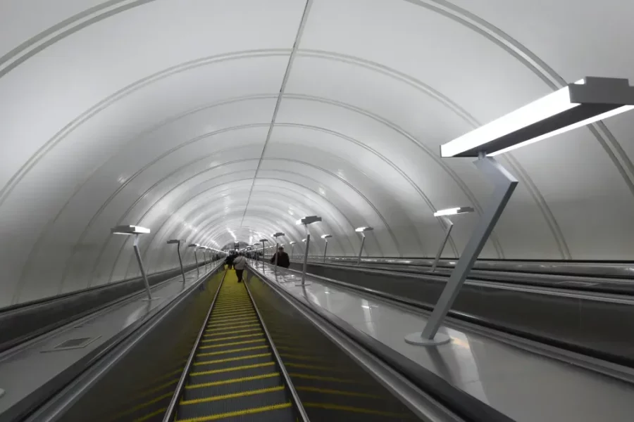 Sərxoş kişi metroda yeniyetmənin başına oyun açdı ANBAAN VİDEO