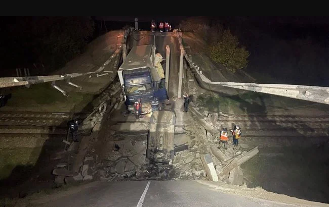 Rusiya Federasiyasında işğal olunmuş Krımda körpünün uçması səbəbindən nəqliyyatın dayanmasından şikayətlənirlər