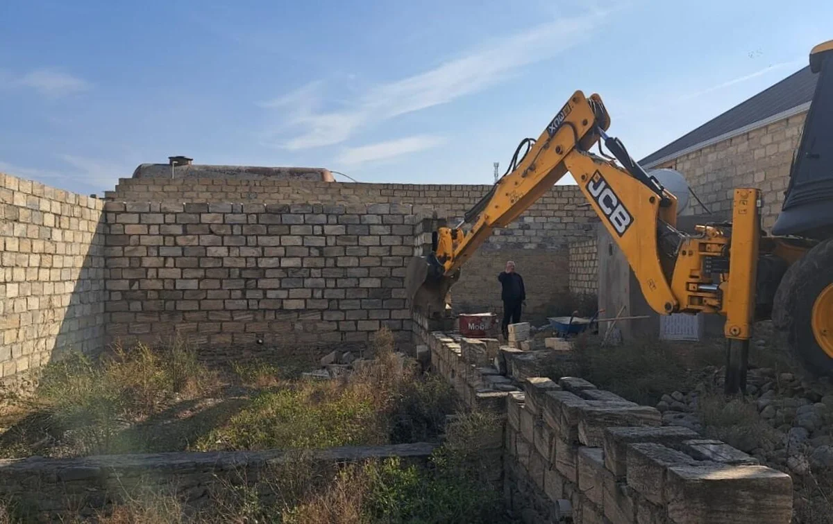 Bu ərazidə qanunsuz tikililər söküldü FOTO KONKRET