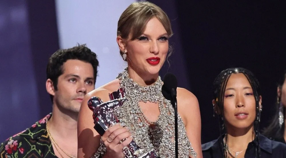 Teylor Svift “MTV EMA”da üç dəfə ən yaxşı sənətçi seçildi