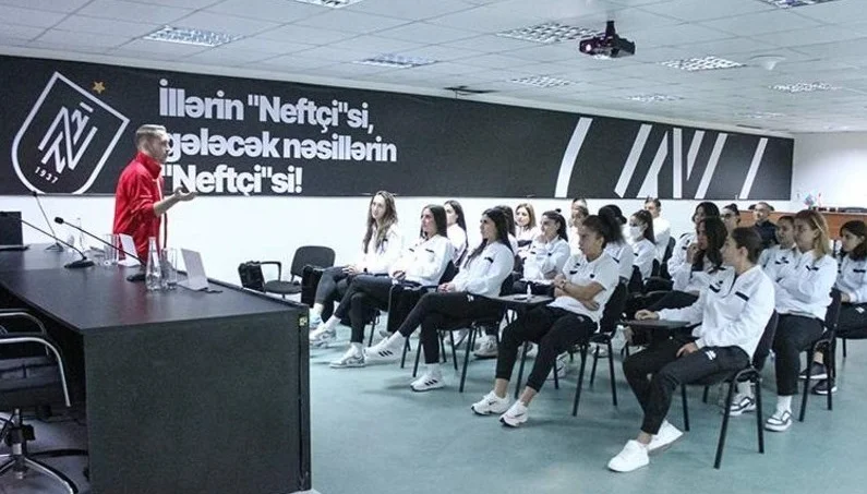 Neftçinin məşqçi və futbolçuları üçün seminar keçirildi