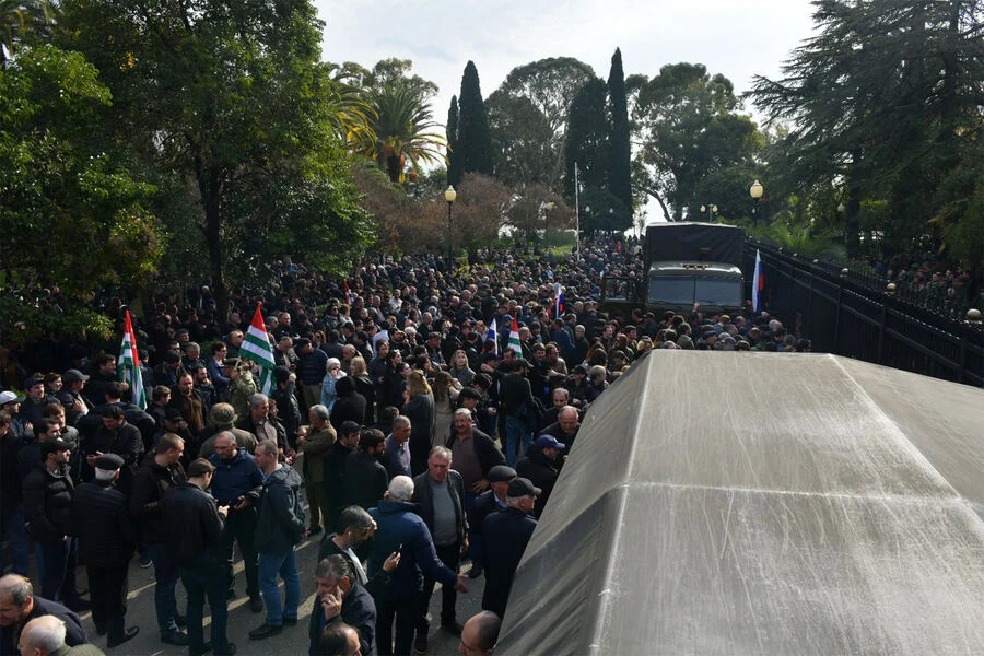 Suxumidə abxazlar Rusiyanın torpaqları mənimsəməsinə qarşı etiraz mitinqi keçirirlər PARLAMENT BİNASI HƏDƏFDİR