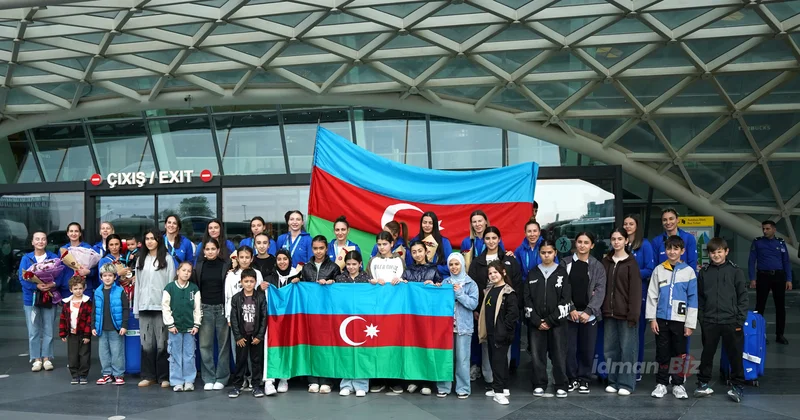 Gümüş medal qazanan qadın voleybolçularımız Vətənə dönüblər FOTO