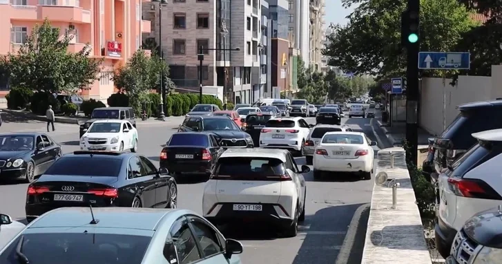 В Баку водители столкнулись с транспортным коллапсом на улице без разметки и знаков