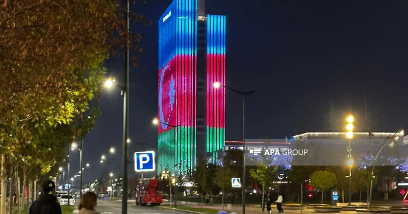 Daşkəndin küçələrində binalar üzərində Azərbaycan bayrağı proyeksiya olunub FOTO