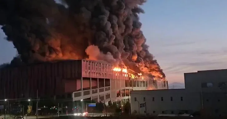 В Южной Корее борются с масштабным пожаром на складе: текстиль усложняет ситуацию