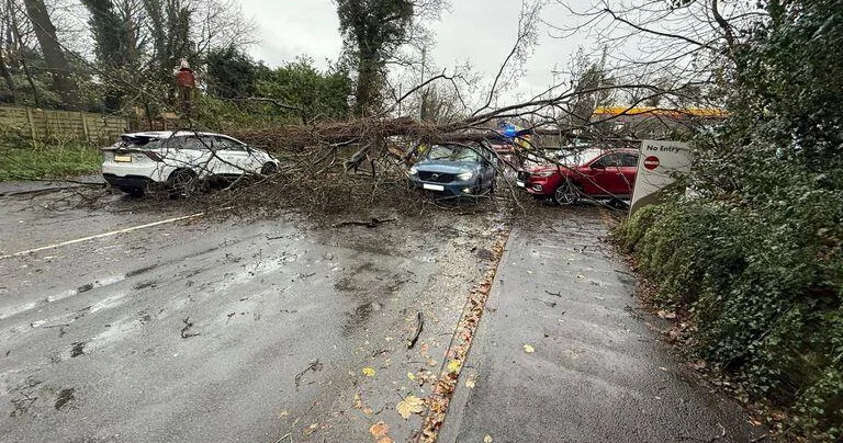 Сильный шторм добрался до Британии ФОТО ВИДЕО