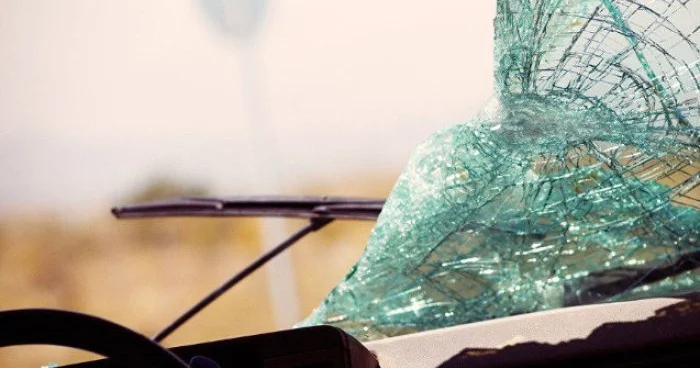 Goranboyda avtomobil rabitə dirəyinə çırpıldı Xəsarət alan var