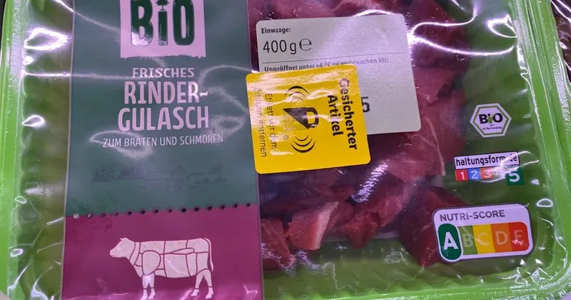 В супермаркетах Берлина начали ставить защиту от краж на мясо и рыбу