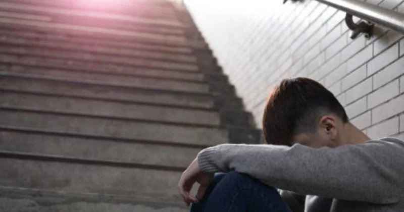 Burada oturmayın, camaat narahat olur deyib bıçaqladı