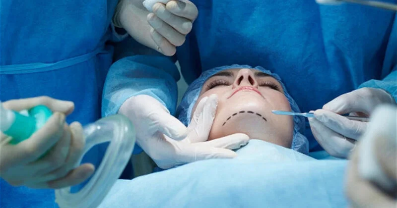 Saxta həkimlər insanlar üzərində TƏCRÜBƏ APARIRLAR? Gözəllik arzusunun FACİƏLİ SONU