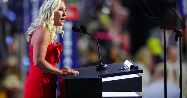 Tramp keçmiş müttəfiqini xəyanətdə ittiham edib...