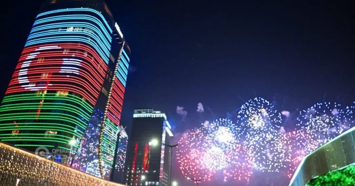 Цвета флага Азербайджана украсили улицы Ташкента