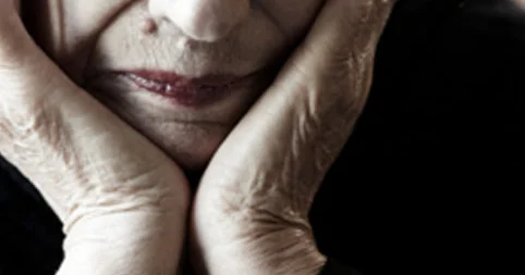 Evdə qadını yaşlandıran 5 amil: Bunları etməyin!