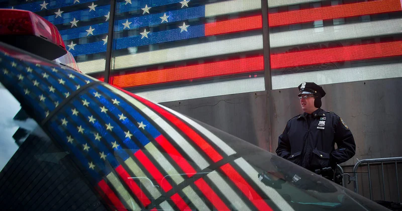 В США полицейские из кортежа Вэнса попали в ДТП