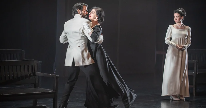 Знаменитый театр представил в рамках BIAF спектакль Анна Каренина ФОТО