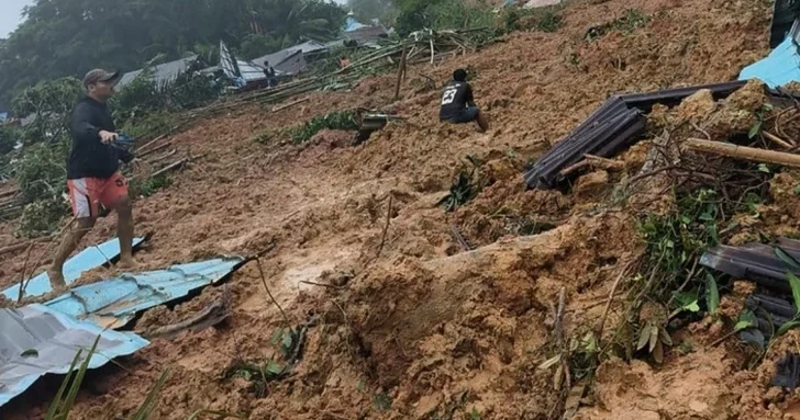 Число жертв оползня в Индонезии возросло, поиски пропавших без вести продолжаются