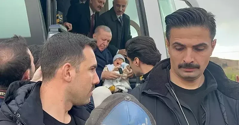 Ərdoğan korteji dayandıraraq 4 aylıq körpəni qucaqladı