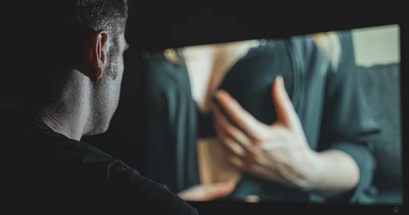 Alimlər narahatdır: 25 ildə pornoqrafiyada aqressivlik səviyyəsi üç dəfə artıb