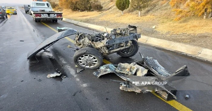 İki maşın toqquşdu, biri parçalandı Video