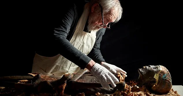 Археологи извлекшие из саркофага мумию Тутанхамона обезглавили и изуродовали мумию фараона