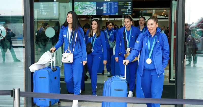 Millimiz vətənə döndü FOTOLAR